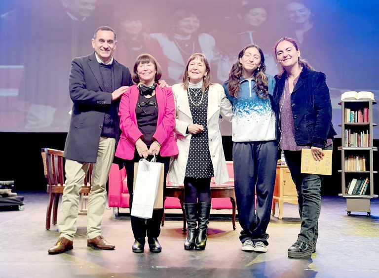 Con carros alegóricos y comparsas se dio  El vamos a la feria del libro de curicó 2024