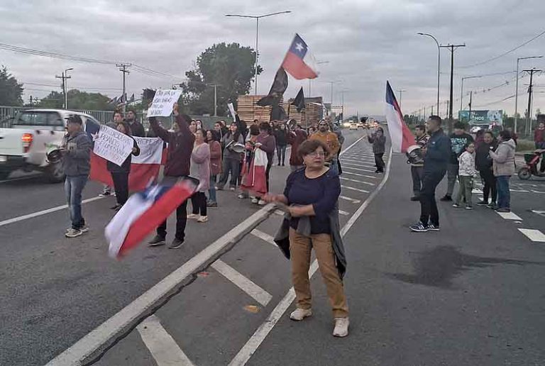 Residentes de Aldea Campesina emplazaron  al alcalde de Talca en protesta en Ruta 5 Sur