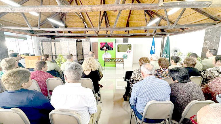 Con títeres Carabineros alerta de estafas telefónicas a adultos mayores