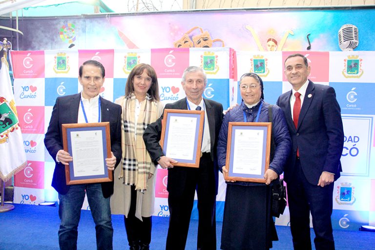 En emotiva y solemne ceremonia Curicó nombró a su Hija y Ciudadanos Ilustres