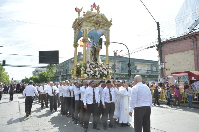 Multitudinaria participación en la procesión de la Virgen del Carmen