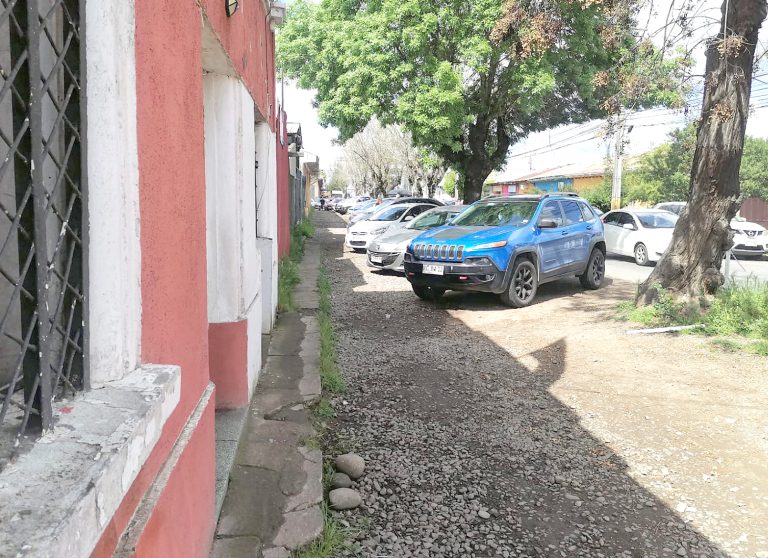 Molestia por construcción de  veredas que sigue en espera