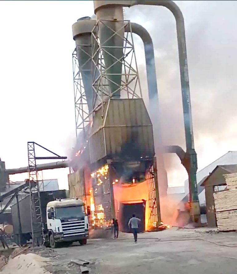 22 damnificados en incendio que consumió cuatro viviendas en sector Abate Molina