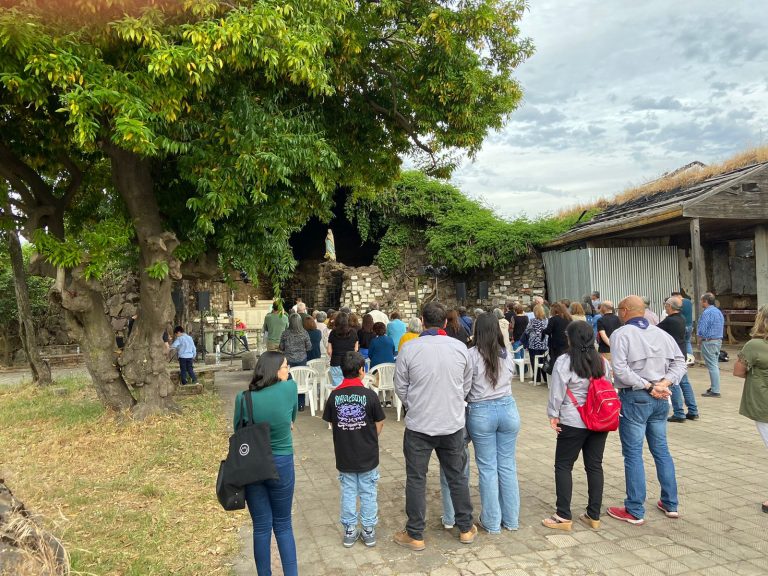 En la Gruta de Lourdes de la Iglesia San Francisco se inició el Mes de María