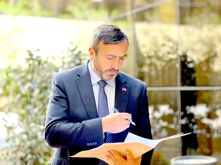 Diputado Pulgar pide acceder a conversaciones en celular incautado en medio del Caso Convenios