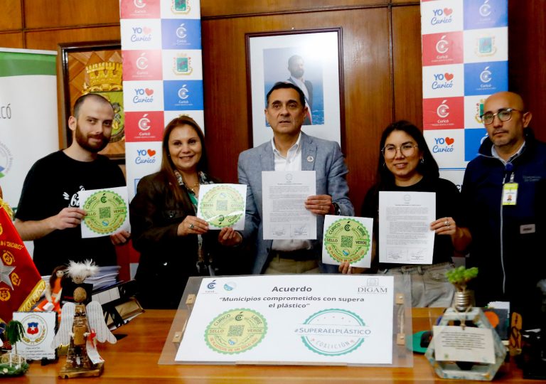 Municipio curicano firmó convenio para fiscalizar entrega de plásticos de un solo uso