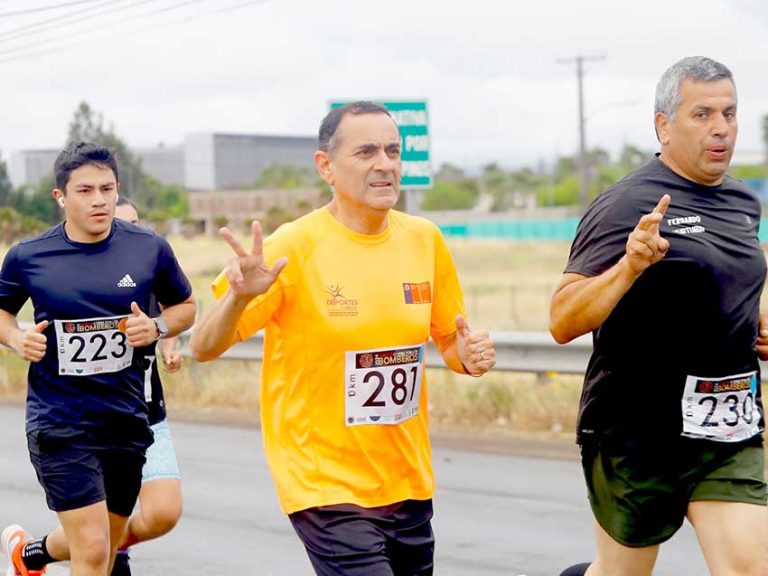 Curicanos corrieron con energía y entusiasmo por los Bomberos