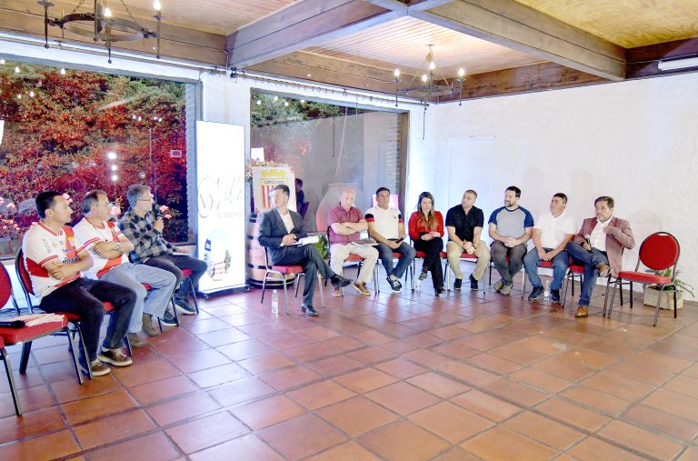 Aplaudido debate previo a las elecciones en Curicó Unido