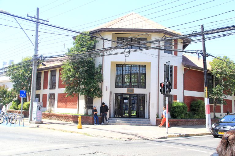 Biblioteca Tomás Guevara Silva:  40 años al servicio de los curicanos