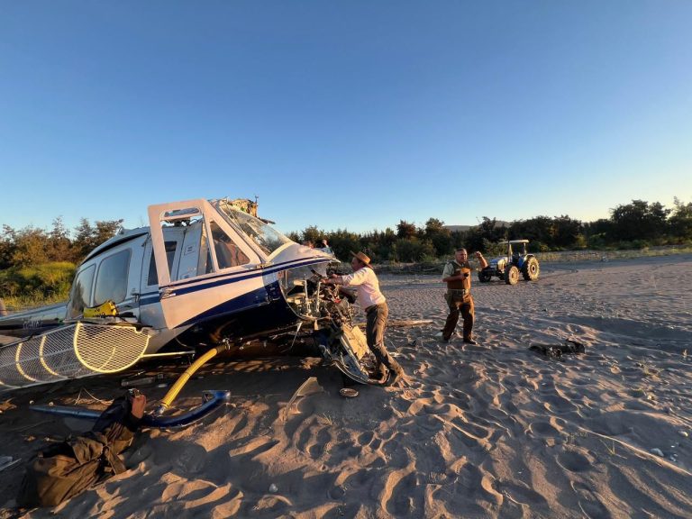 Helicóptero capotó tras colisionar con cables  de alta tensión: Piloto sufrió solo lesiones leves