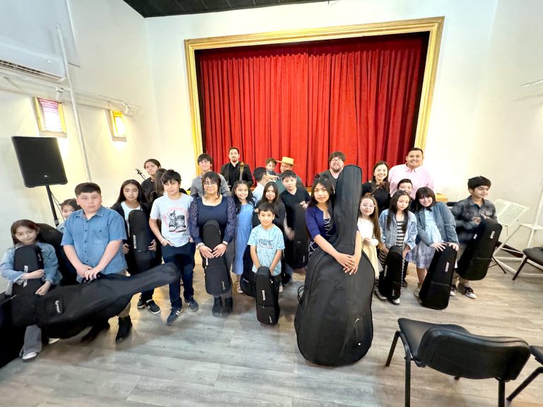 Integrantes de Orquesta Infanto Juvenil de Sagrada Familia reciben instrumentos