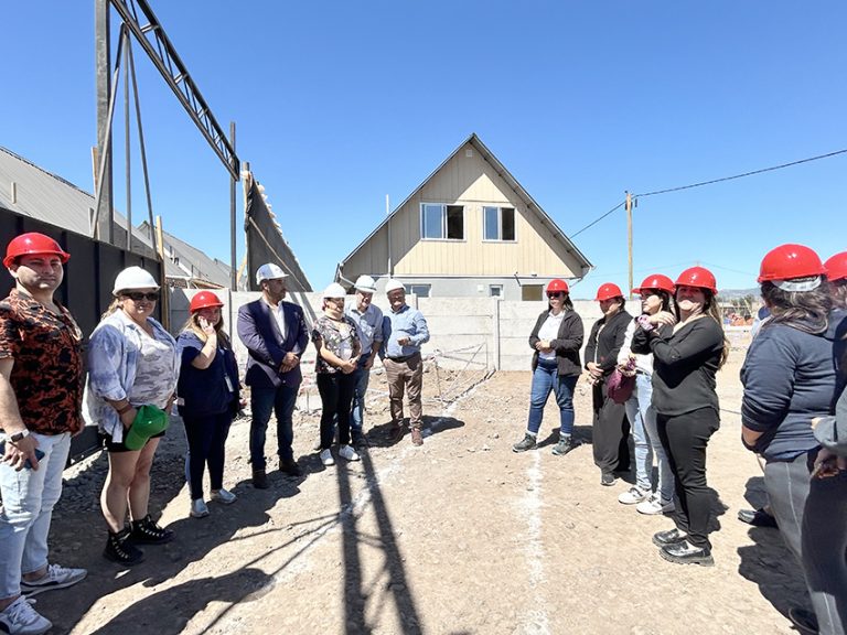 Vecinos visitan casa piloto junto al alcalde de Molina