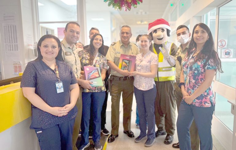 Carabineros llevan alegría y esperanza a niños de Oncología Pediátrica del HRT en Navidad
