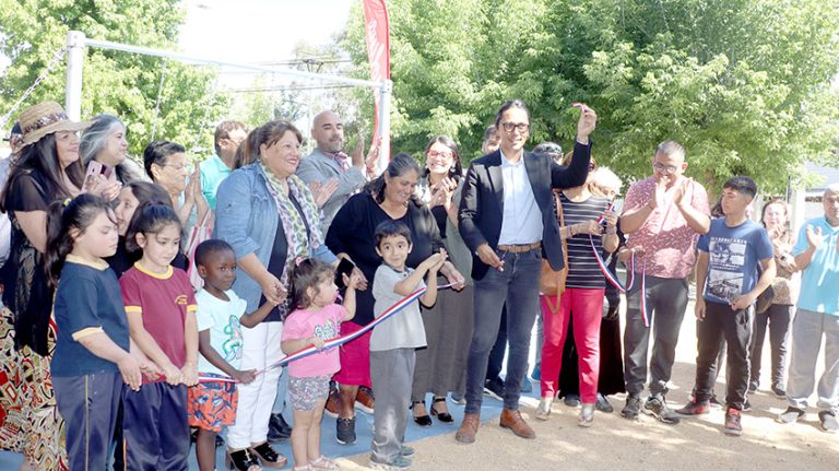 Inauguran plaza en la población Luis Cruz Martínez de Molina