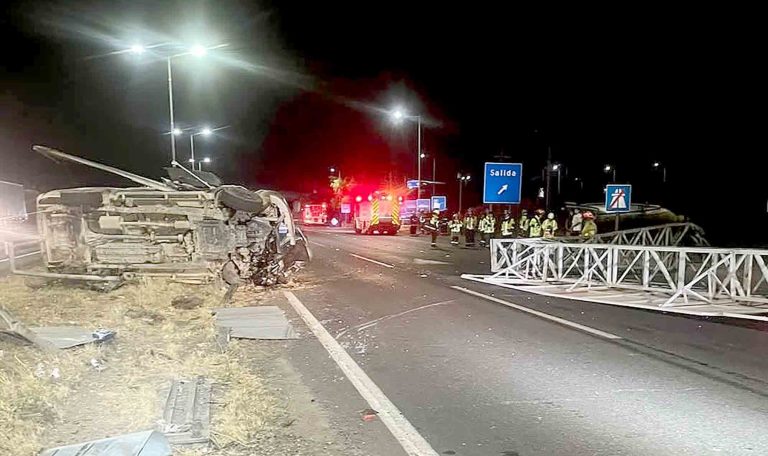 Volcamiento dejó tres heridos y provocó gran congestión
