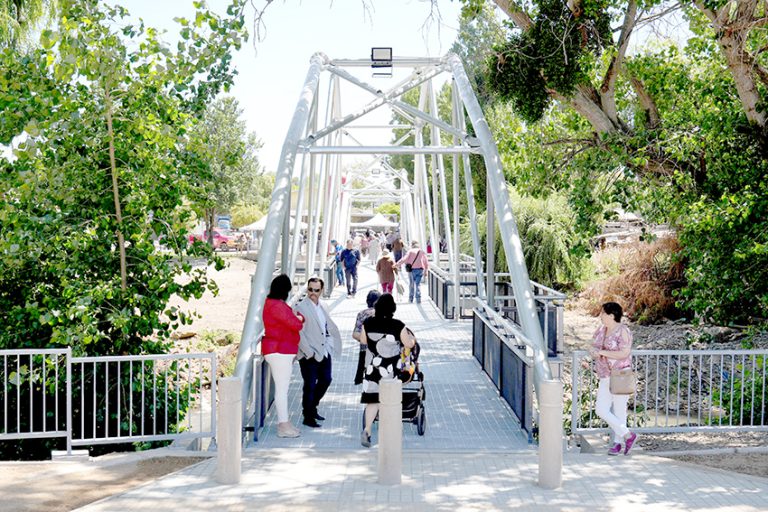 Inauguran moderna pasarela peatonal sobre el estero Piduco