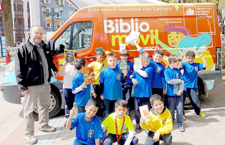 Bibliomóvil de Biblioteca “Óscar Ramírez Merino” cumple 30 años de fomento lector