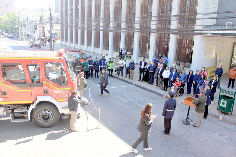 Bomberos de Curicó presentó dos nuevos carros en sociedad