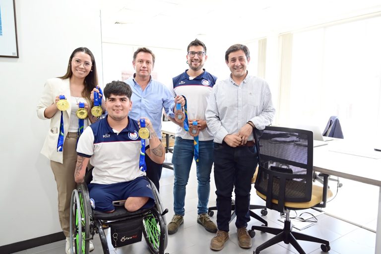 Gobernador regional compromete apoyo a nadador paralímpico