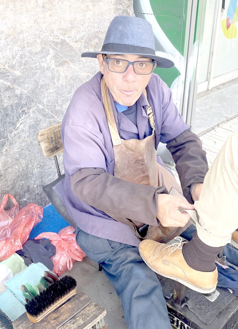 La historia del lustrabotas talquino  que se niega a que muera su oficio