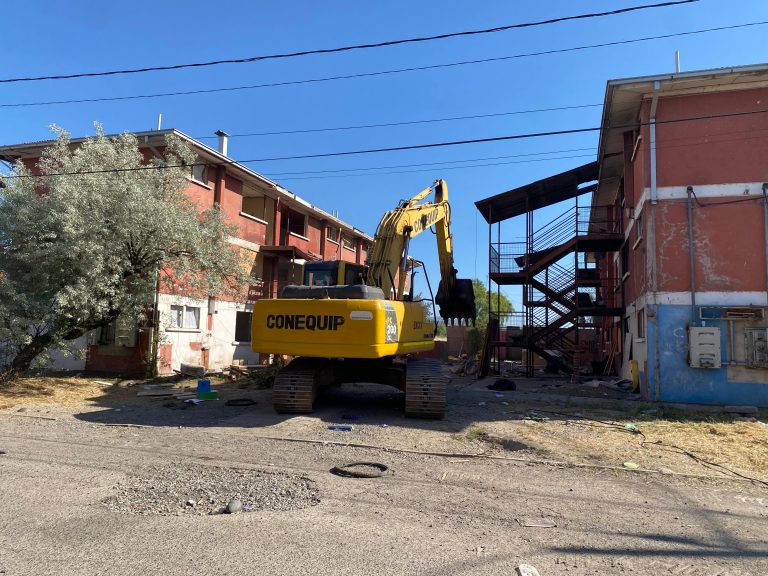 Intensifican el avance de la demolición de departamentos en Villa Las Américas
