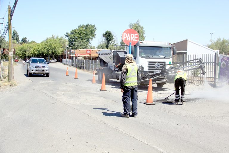 Camión bacheador tapó grandes  “eventos” en el camino a Tutuquén
