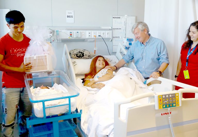 Alcalde estuvo con la primera bebé que  nació este 2025 en el Hospital de Curicó