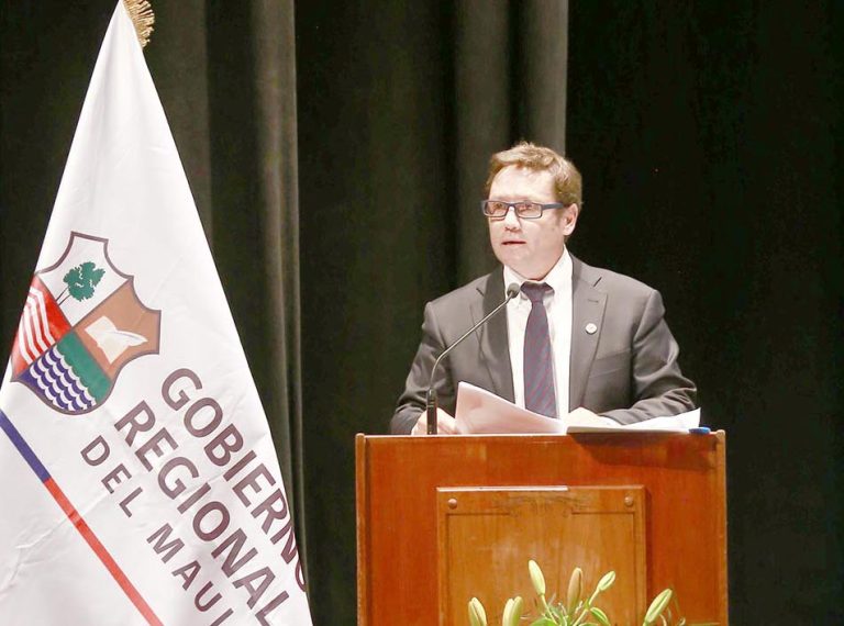 En medio de una masiva ovación a teatro lleno, Pedro  Álvarez-Salamanca asumió como nuevo gobernador