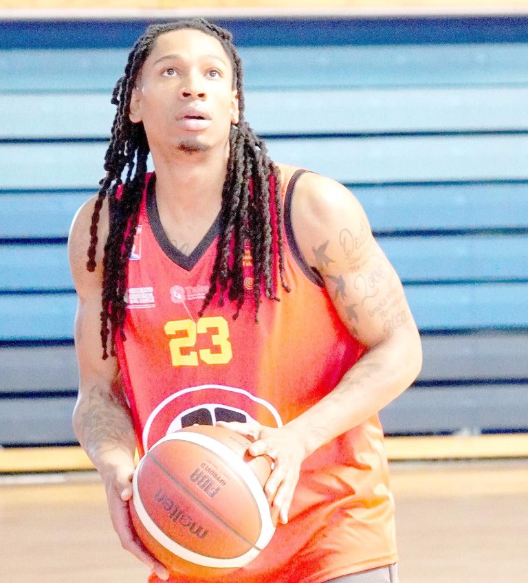 Por mal rendimiento estadounidense  Brad Lewis se va de Deportivo Español