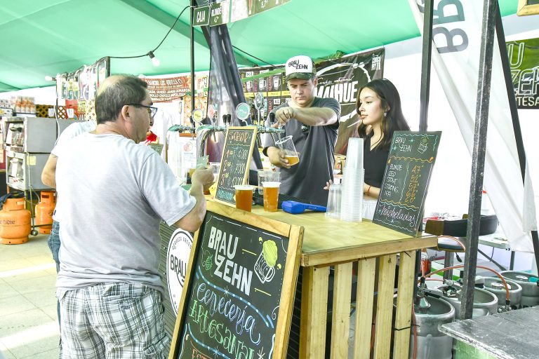 “La oferta es variada”: hasta mañana  sigue feria de la cerveza artesanal