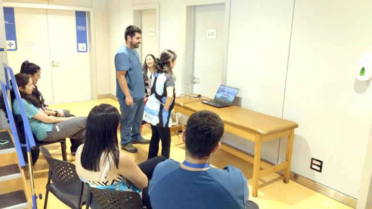 Profesionales del Hospital de Curicó se capacitan en innovadora tecnología de rehabilitación