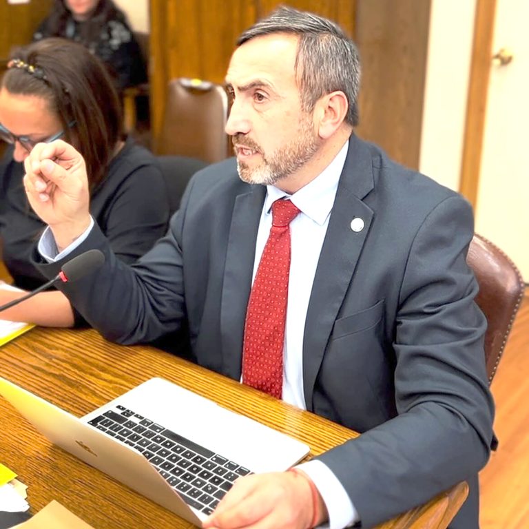 Mañana formalizan a parlamentario Francisco Pulgar acusado de “violación reiterada de menor”