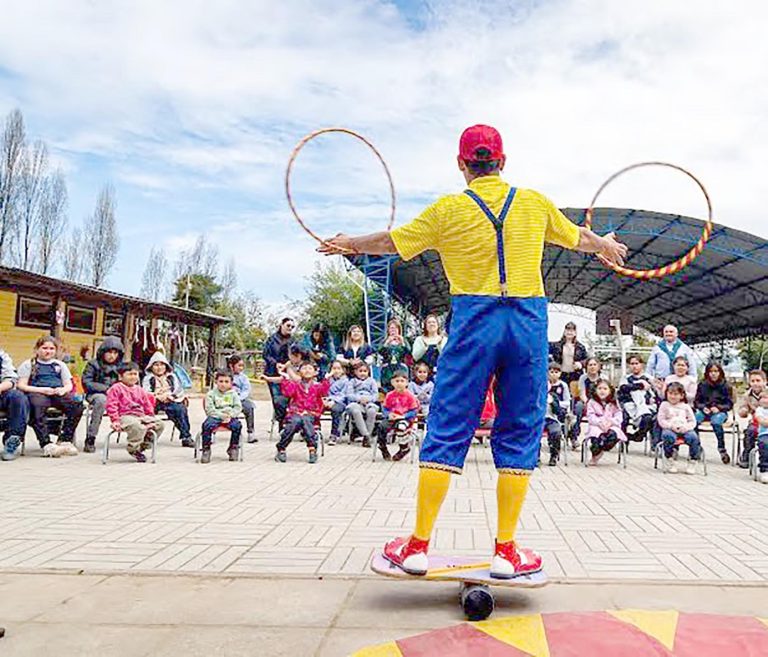 Payaso “Papanatas” lleva el arte del clown a escuelas rurales