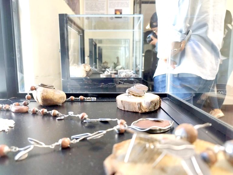 Hasta fin de mes exhiben creaciones de orfebrería en el municipio de Rauco