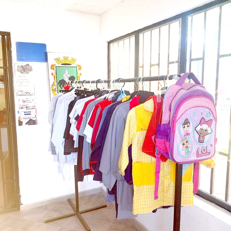 Colgador Social: Proyecto que viste a los más necesitados