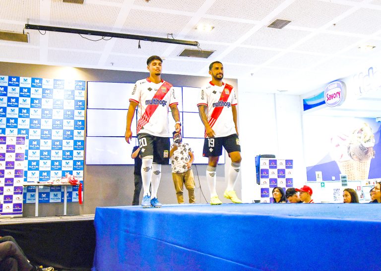 Estrenan nuevas camisetas del Curi e indumentaria de entrenamiento