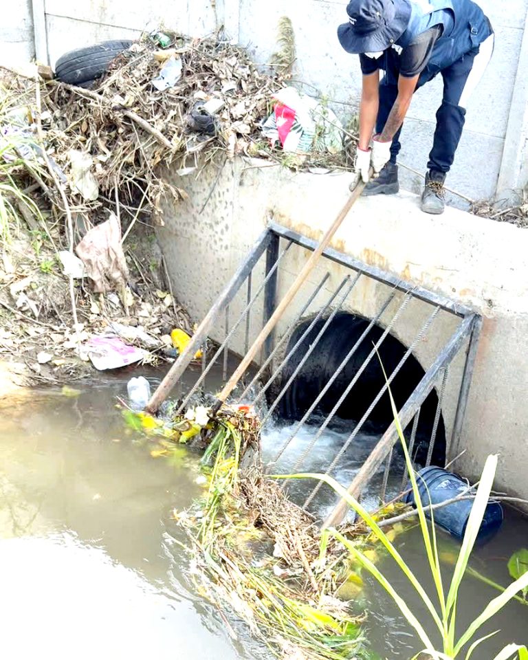 Alcalde Bordachar llamó a constructoras a trabajar “en equipo” para evitar inundaciones en invierno