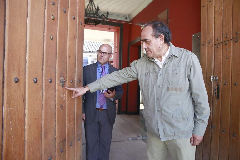 Roban históricas manillas de bronce de Museo O’Higginiano y de Bellas Artes