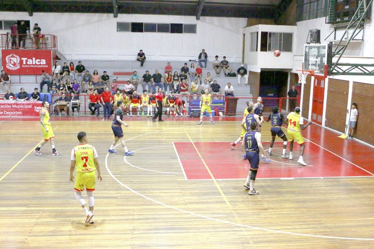 Español perdió en partido que se jugó en dos gimnasios