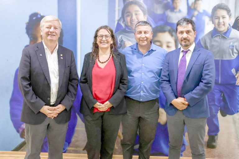 Alcalde de Curicó fue al Ministerio de Educación para obtener más plazo para reparación de colegios