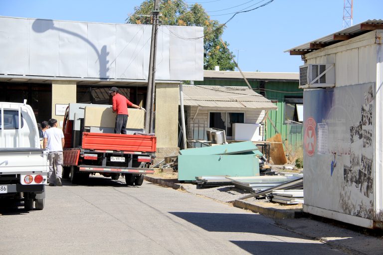 Municipio inició retiro de instalaciones en desuso para materializar apertura de calle Membrillar