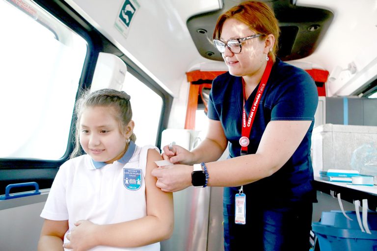 Realizan masiva  vacunación escolar en  céntrico establecimiento educacional de Talca