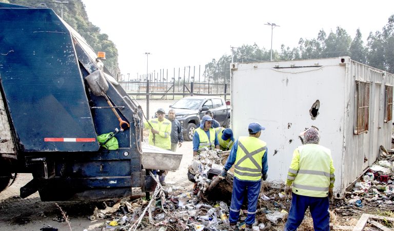 Realizan limpieza de microbasurales en Constitución