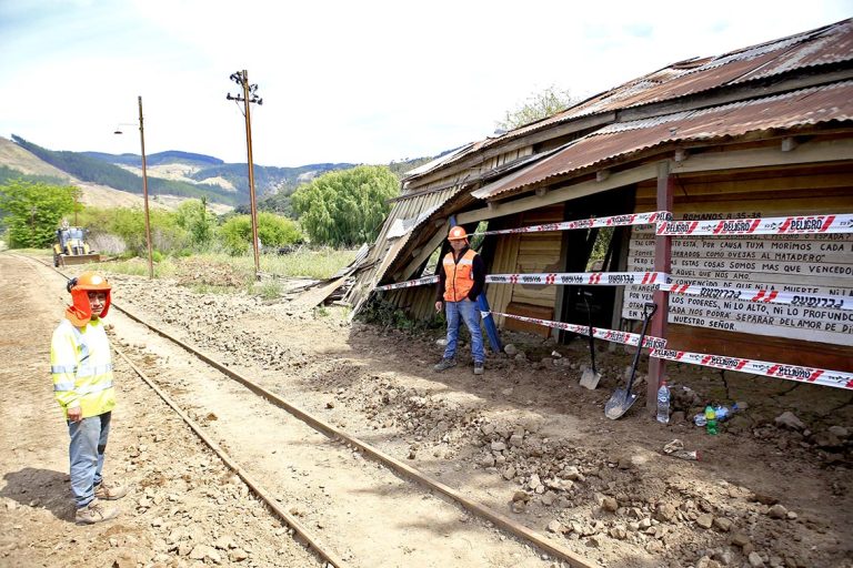 Emplazan a EFE para reconstruir estaciones destruidas del Ramal Talca-Constitución