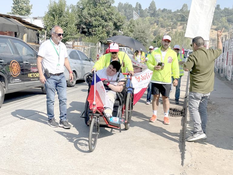 Joven que recorre el  país para tratar costosa enfermedad estuvo en Curicó
