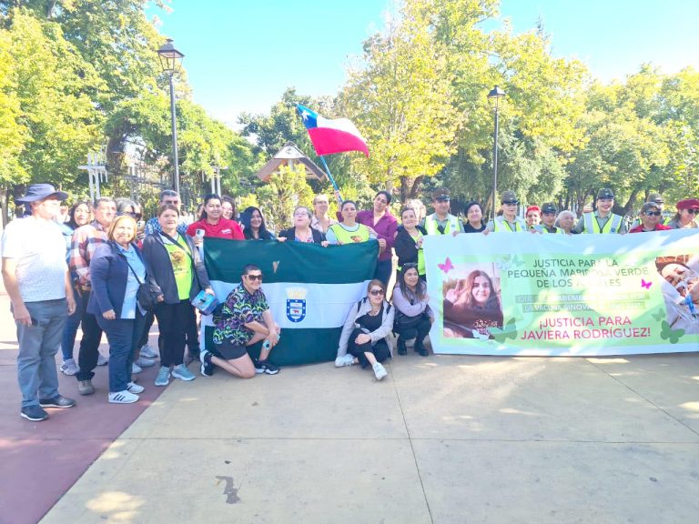 Madre de Javiera busca justicia y apoyo para tratar rara enfermedad de su hija post vacuna Sinovac