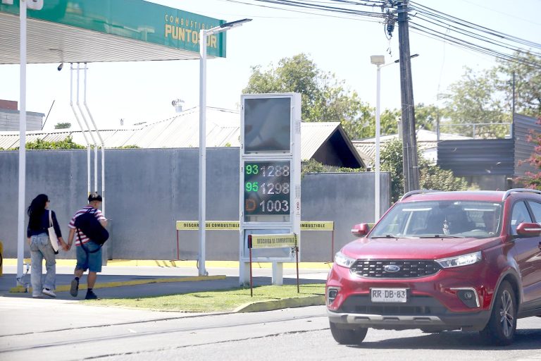 Precios de las bencinas por litro son hasta  $50 más baratas en Talca que en Curicó