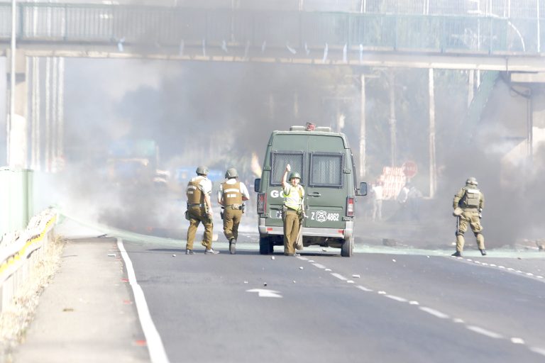 Pescadores se toman la ruta 5 sur y queman tres Vehículos policiales: nueve carabineros lesionados