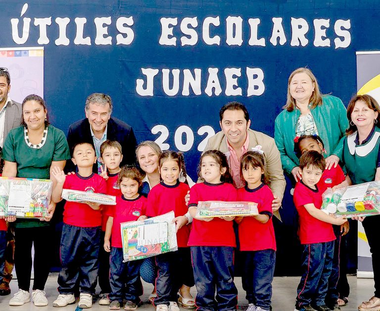 Junaeb entregó 40 mil sets de útiles  escolares en la provincia de Curicó