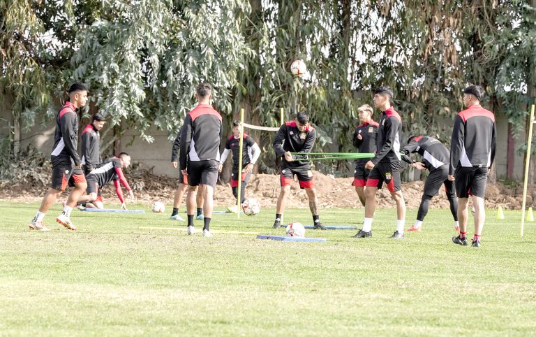 Un criticado local vs un atrevido visitante